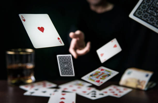 hombre lanzando cartas de póquer, concepto de juego - blackjack fotografías e imágenes de stock