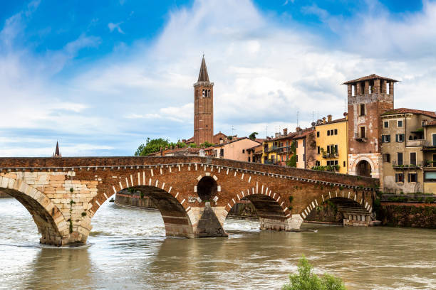 puente ponte di pietra en verona - verona italy veneto europe day fotografías e imágenes de stock