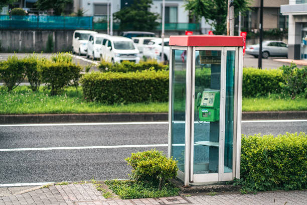 古い日本の電話ボックス。 - pay phone ストックフォトと画像