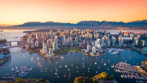 schöne luftaufnahme der skyline der innenstadt von vancouver, british columbia, kanada bei sonnenuntergang - canada stock-fotos und bilder