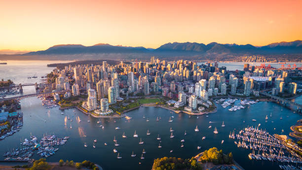 hermosa vista aérea del horizonte del centro de vancouver, columbia británica, canadá al atardecer - canadá fotografías e imágenes de stock