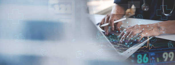 conceito de conexão de rede de tecnologia médica. médico trabalhando em laptop, conferência da equipe de saúde com registro eletrônico de saúde, ícones médicos na interface da tela virtual - entrance test - fotografias e filmes do acervo