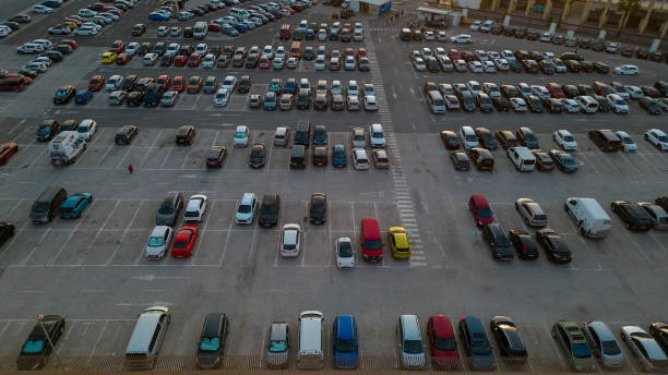 aparcamiento. vista aérea de los coches aparcados en fila en un aparcamiento. coches de colores. vista de dron - lot fotografías e imágenes de stock