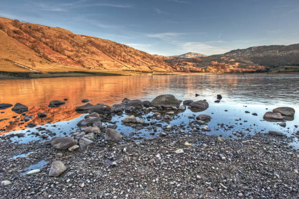 tramonto sul watendlath tarn (borrowdale) - watendlath foto e immagini stock