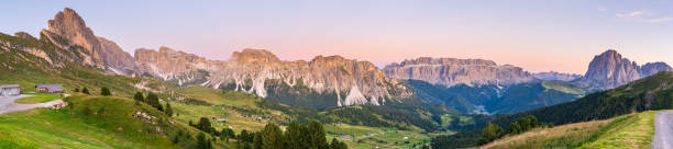 panorama haute résolution des alpes italiennes - montagnes dans un coucher de soleil sans nuages, vue d’en haut. - european alps austria mountain tirol photos et images de collection