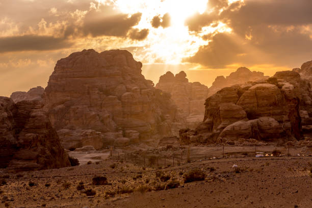 скалы из песчаника в маленькой петре джордан - petra antiquities jordan middle east стоковые фото и изображения