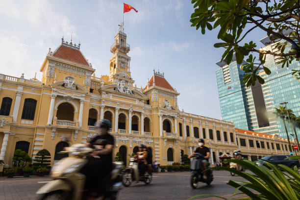 ayuntamiento de ho chi minh. vista panorámica del ayuntamiento de ho chi minh vietnam - city government town hall government building fotografías e imágenes de stock