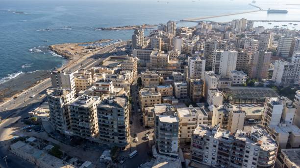 antena nadmorskiego pejzażu miejskiego trypolisu, największego miasta w północnym libanie - tripoli zdjęcia i obrazy z banku zdjęć