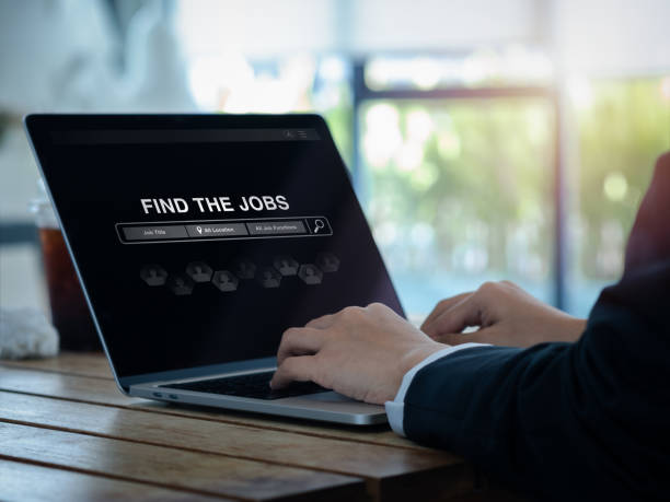 Job or career searching, employment, seek for vacancy or work position concept, Find the job, text on website on laptop computer screen with business person looking for a new opportunity to work. búsqueda de empleo o carrera, empleo, buscar vacante o concepto de puesto de trabajo, encontrar el trabajo, texto en el sitio web en la pantalla de la computadora portátil con una persona de negocios que busca una nueva oportunidad de trabajar.