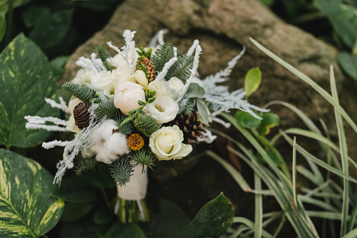 Hermoso ramo de novia moderno de coloridas flores frescas y vegetación con cintas de seda. photo