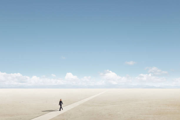 donna su una lunga passeggiata verso l'orizzonte - horizon over land foto e immagini stock