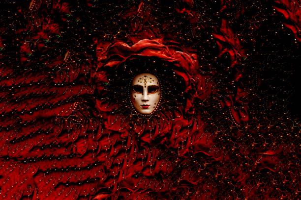 die weiße maske zwischen rotem und schwarzem hintergrund - opera music mask carnival stock-fotos und bilder