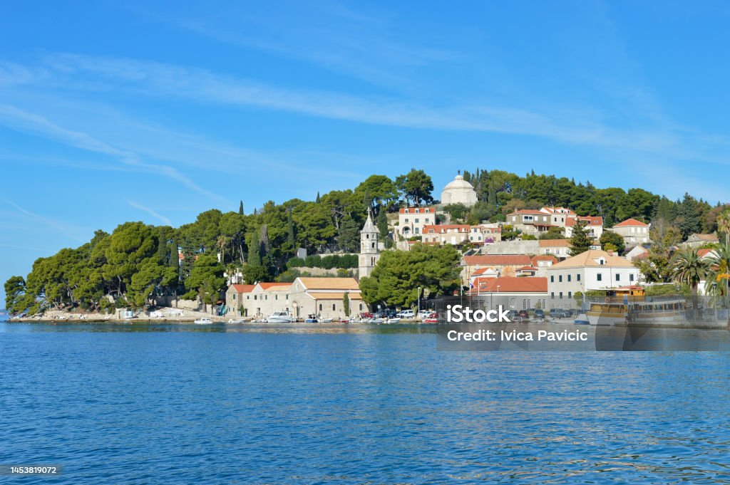 クロアチア南部コナヴレ市の美しい海岸沿いの町ツァヴタット アドリア海のストックフォトや画像を多数ご用意 アドリア海, カラフル