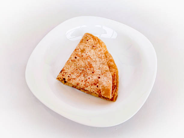 Paratha Indian Pakistani layered wheat atta fried flatbread traditional food native to South Asia. Layers of cooked dough, alternate names parantha, parauntha, prontha, parontay, paronthi, pain plat frit, pan plano frito, closeup view image picture stock photo. paratha indio pakistaní trigo en capas atta pan plano frito comida tradicional nativa del sur de asia. capas de masa cocida, nombres alternativos parantha, parauntha, prontha, parontay, paronthi, pain plat frit, imagen de primer plano imagen de archivo.