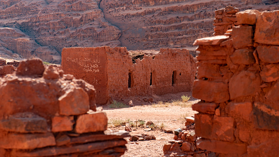 Pueblo abandonado en el desierto photo
