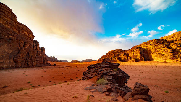 wschód słońca na pustyni - arid climate travel destinations canyon dawn zdjęcia i obrazy z banku zdjęć