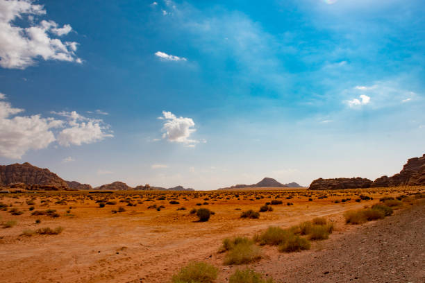 lever du soleil dans le désert  - arid climate travel destinations canyon dawn photos et images de collection