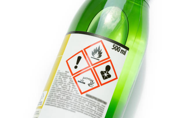 une bouteille verte de solvant nitro en caoutchouc chloré hautement corrosif et inflammable avec l’étiquette imprimée sur les symboles d’avertissement, autocollant. substances chimiques dangereuses concept abstrait, gros plan, détail, personne - toxic substance bottle danger chemical photos et images de collection