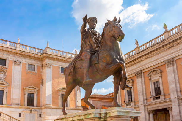 statue von marcus aurelius auf dem kapitol in rom, italien - piazza del campidoglio statue rome animal stock-fotos und bilder