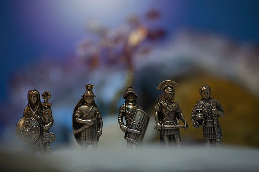 Roman soldier figurines.Small metal warrior figurines posed in small cinematic scenes.Gladiator,pretorian,legionary,ensign and a Infantry officer.