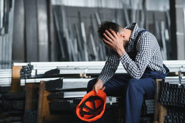 労働者は一生懸命働く、エンジニアは工場で疲れた仕事、危険な地域で働く男、従業員の労働 - heat effort emotional stress business ストックフォトと画像