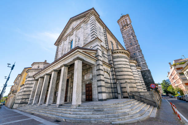 コモ湖のほとりにあるイタリアのレッコ市で第一次世界大戦の戦死した兵士に捧げられたサントゥアリオノストラシニョーラデッラヴィットーリア大聖堂 - comune di lecco ストックフォトと画像