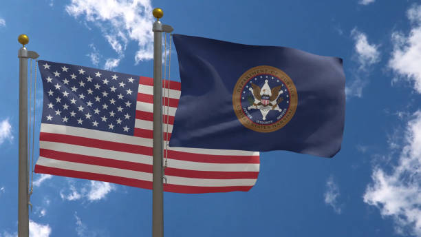 bandera de los estados unidos con la bandera del servicio de alguaciles de los estados unidos en un mástil - us state department fotografías e imágenes de stock