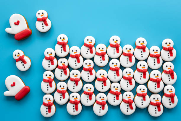 istock Gingerbread snowmen covered with icing on a blue background, flat lay. 1453847560