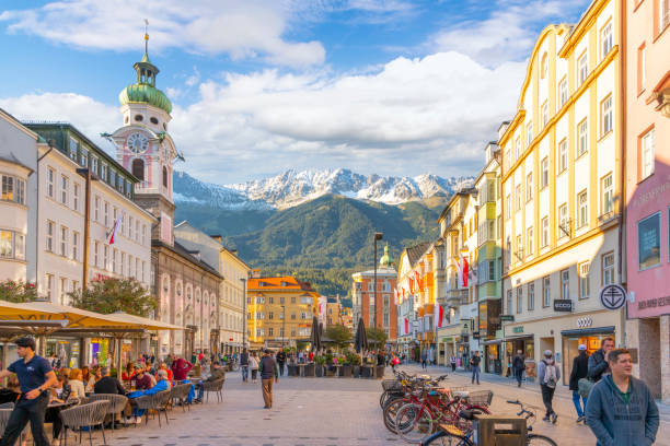 상점, 카페, 중세 건물이 가을이 되면 오스트리아 알프스 도시 인스브루크의 역사적인 중심지에 있는 구시가지 광장을 따라 늘어서 있습니다. - tirol village european alps austria 뉴스 사진 이미지