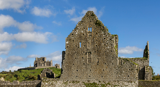 Hore Abbey, Ireland’s last medieval Cistercian monastery, was founded in 1272 in County Tipperary, just west of Cashel. It was colonised by monks from Mellifont Abbey and comprised a cruciform church, tower, square cloister, and living quarters.