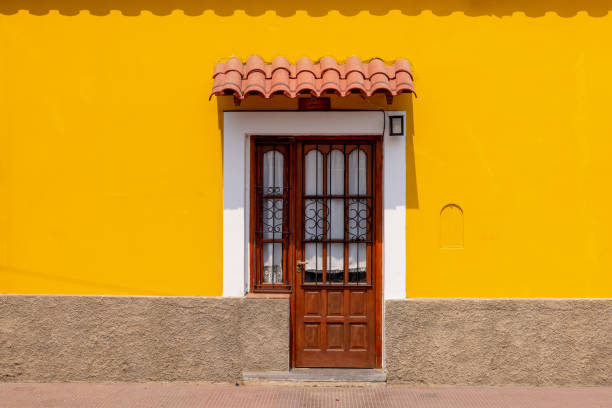 argentina, coloridas calles coloniales de cafayate, cafés y restaurantes en el centro histórico de la ciudad - wine degustation winetasting cafe fotografías e imágenes de stock