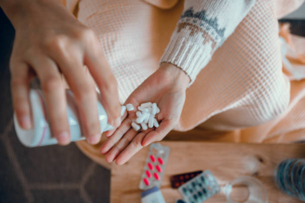 薬の服用と女性の手 - prozac ストックフォトと画像