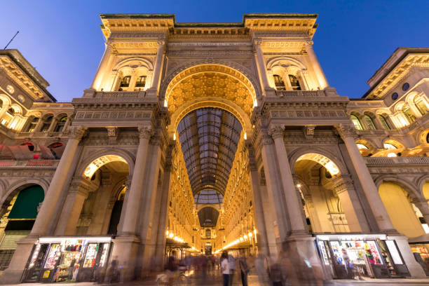 galerie vittorio emanuele ii in mailand, italien - shopping milan italy retail shopping mall stock-fotos und bilder