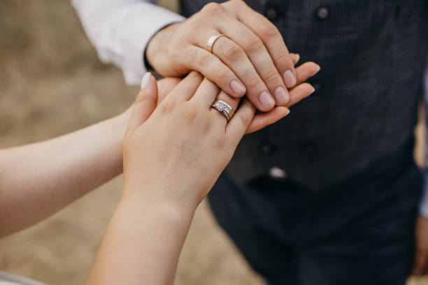 mãos de recém-casados com alianças de casamento close-up - women heterosexual couple love men - fotografias e filmes do acervo