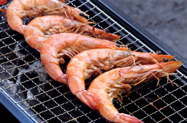 グリルエビの接写。バーベキューグリルで美味しいエビ。シーフードエビのバーベキューグリル。 - shrimp grilled prepared shrimp barbecue ストックフォトと画像