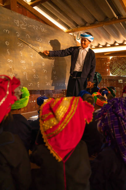 l’enseignant de la tribu montagnarde enseigne à ses élèves dans la salle de classe avec un spectacle d’alphabet karen au tableau noir et l’élève se concentre sur lui dans l’école. - hmong photos et images de collection