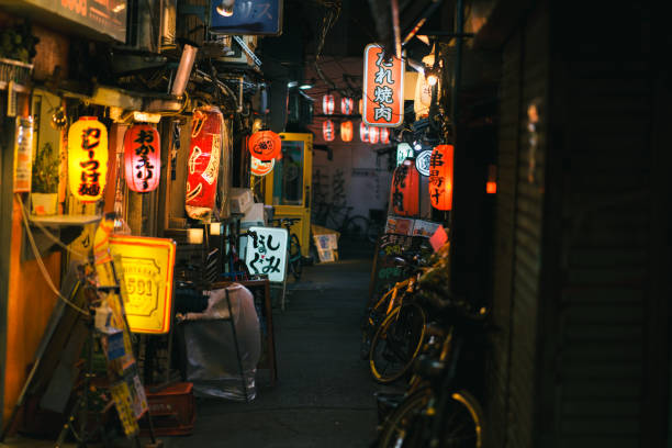 um pequeno distrito de entretenimento em tóquio. - japanese lantern fotos - fotografias e filmes do acervo