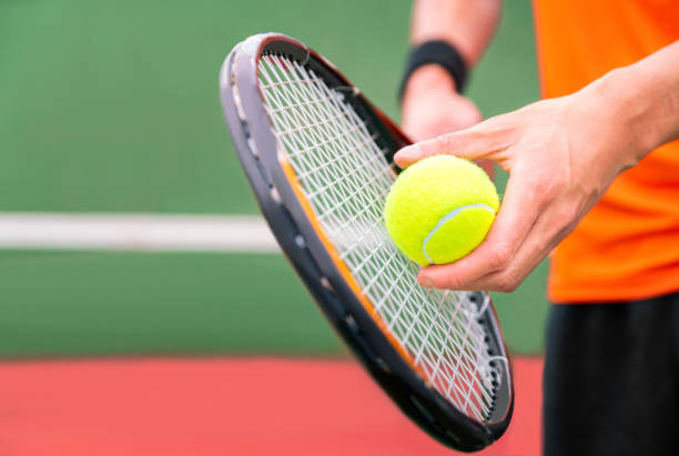 giocatore di tennis giocare sport di tennis colpendo palla da tennis con racchetta da tennis nel campo da tennis e stadio per torneo di sfida di tennis per la salute e l'esercizio fisico - tennis court tennis racket forehand foto e immagini stock