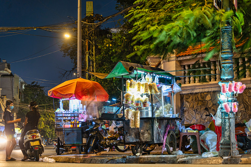 A small street food vendor in the city center of Phnom Penh at night