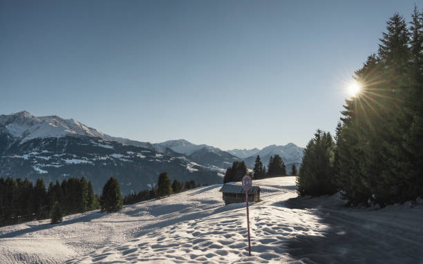 foto de neve em laax, um município na região de surselva, no cantão suíço de graubunden - graubunden canton surselva panoramic scenics - fotografias e filmes do acervo