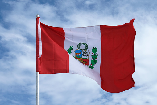 Bandera mexicana ondeando en edificio de la ciudad de México