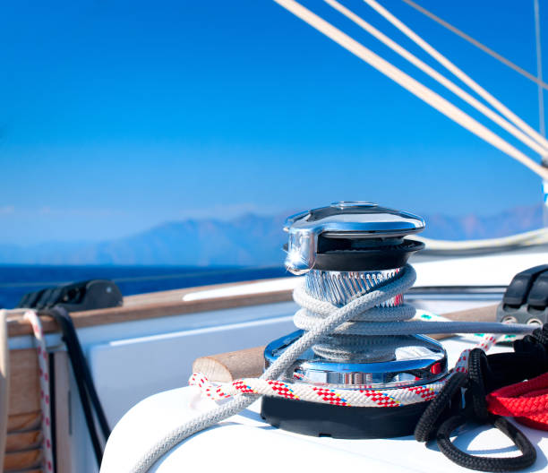 plan rapproché d’un treuil de voilier et d’une corde sur un yacht pendant la journée - cable winch sailing yacht sport photos et images de collection