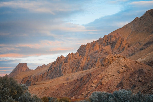 todra gorge una montaña dades valley marruecos - canyon rock mountain cliff fotografías e imágenes de stock