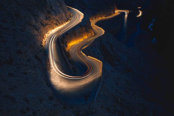 escena nocturna todra gorge empinada sinuosa carretera de montaña valle del dades marruecos - curve driving winding road landscape fotografías e imágenes de stock
