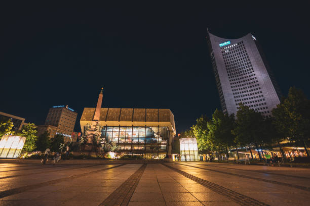 le centre-ville de la métropole de saxe la nuit. salle de concert gewandhaus et city hochhaus sur la place augustus. les mendebrunnen devant la salle de concert. - leipzig opera opera house night photos et images de collection