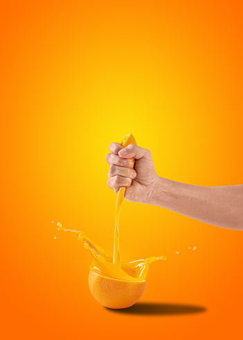 Imagen conceptual de naranja recién exprimida photo