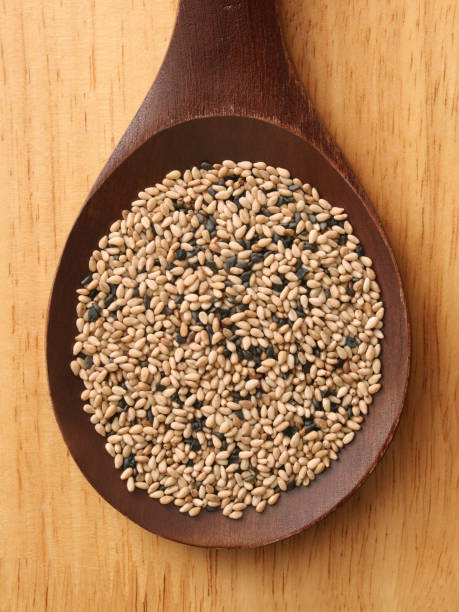 miscela di semi di sesamo - sesame seed spoon variation foto e immagini stock