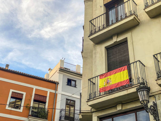 spanish flag hanging from balcony - spain flag built structure cloud imagens e fotografias de stock