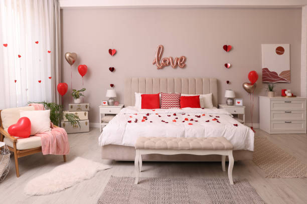 accogliente camera da letto decorata per san valentino. design d'interni - red bed foto e immagini stock