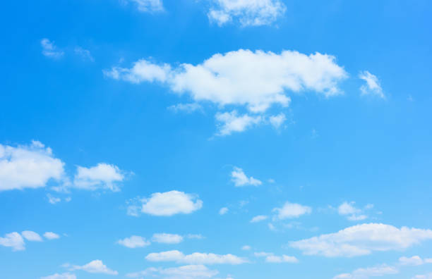 nuages dans le ciel - bleu photos et images de collection